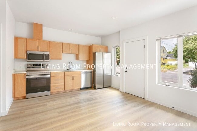 Building Photo - Brand New Modern 6BR Row House Townhome