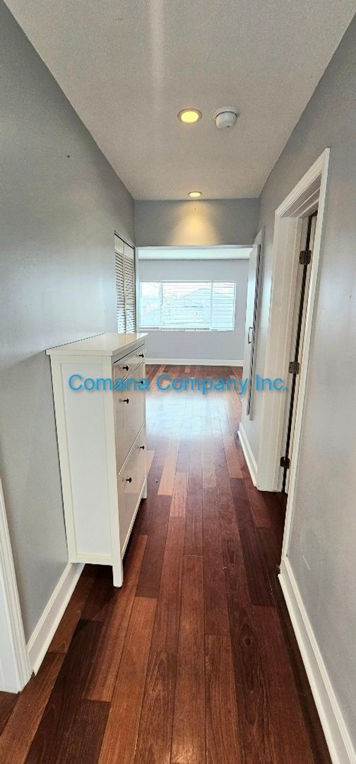 Building Photo - Beautifully appointed one bedroom one Bath...