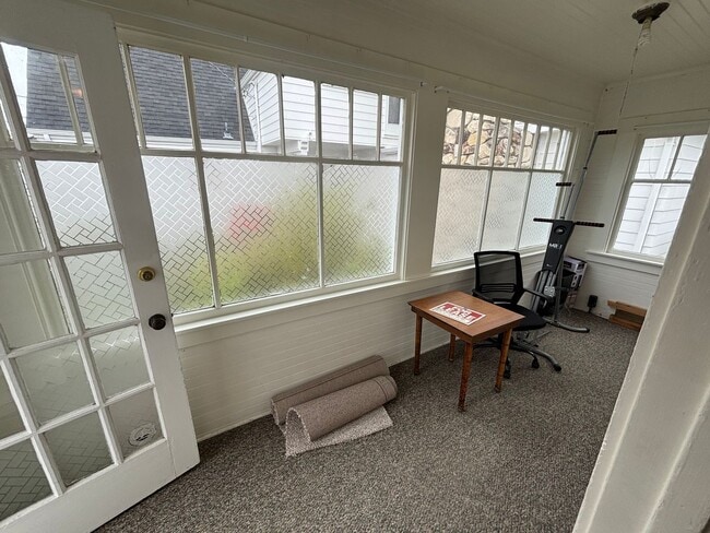 Building Photo - 1 bedroom Victorian with garage
