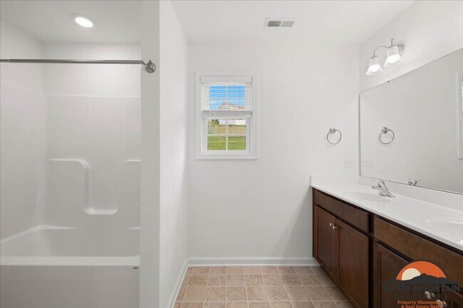 Building Photo - Spacious Three Level Home in Pembroke