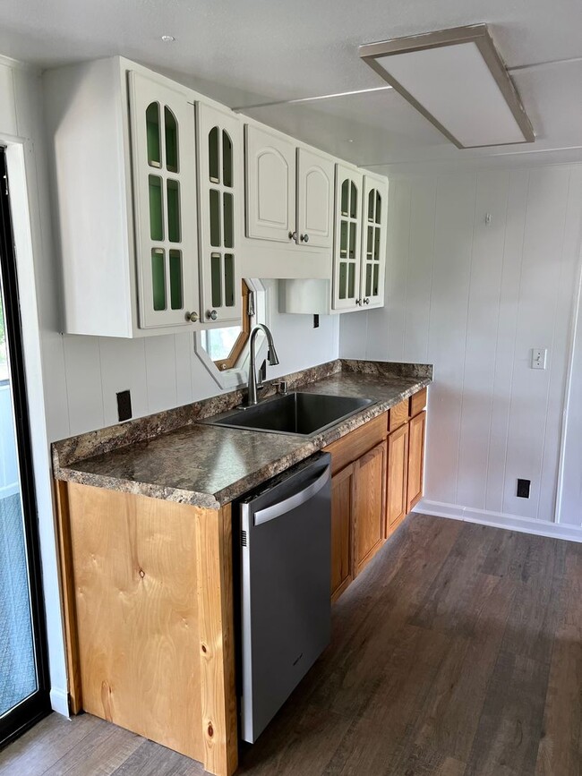 Building Photo - Remodeled 3 Bed 2 Bath in Weaverville!