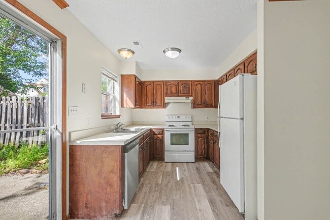Building Photo - Updated 2BR Home Near Transit with Private Fenced Yard in Newport News