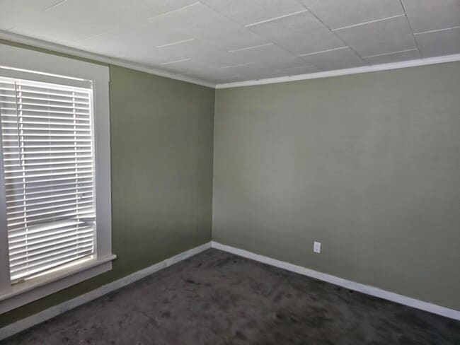 Building Photo - 1703 V Ave