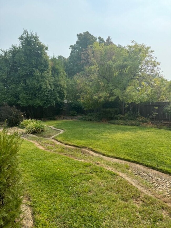 Building Photo - Home in Country Heights with Landscaping i...