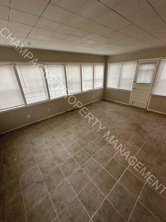 Building Photo - Updated Single Family Home in KC