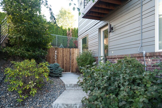 Building Photo - 2251 Clearwater Ln