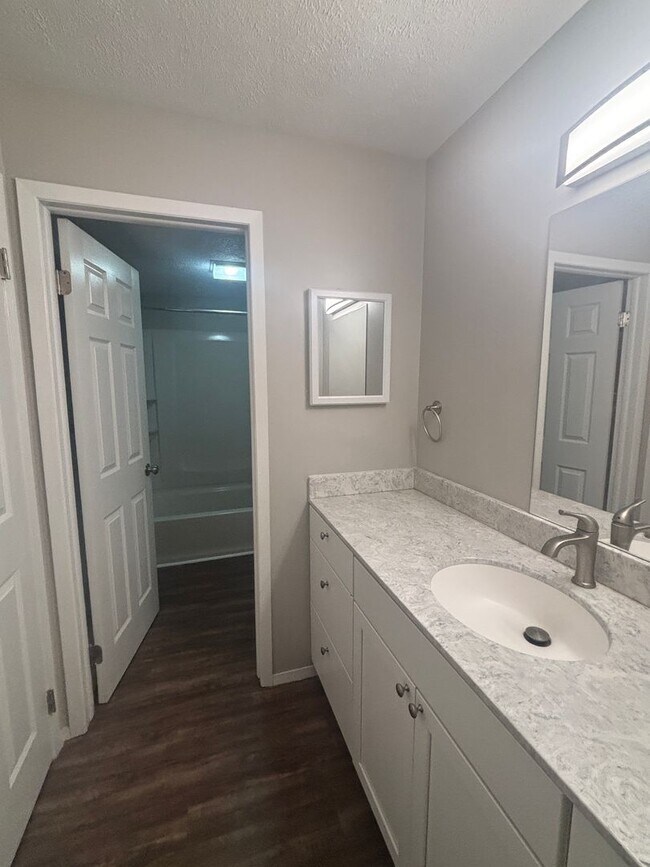 Building Photo - Spacious Dream Apartment — Right Where You Want to Be!