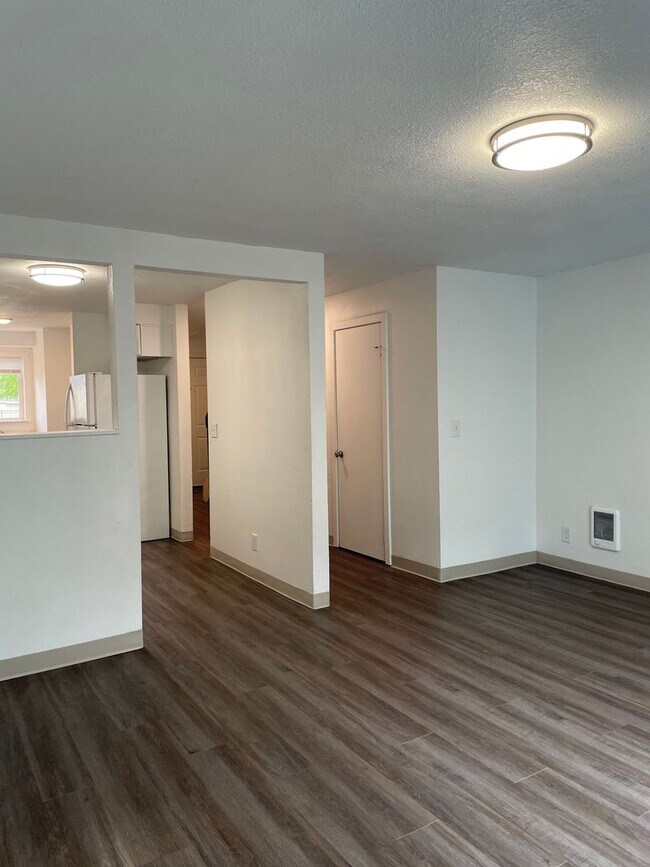 Building Photo - Rent Special: FREE Rent for the month of February!!