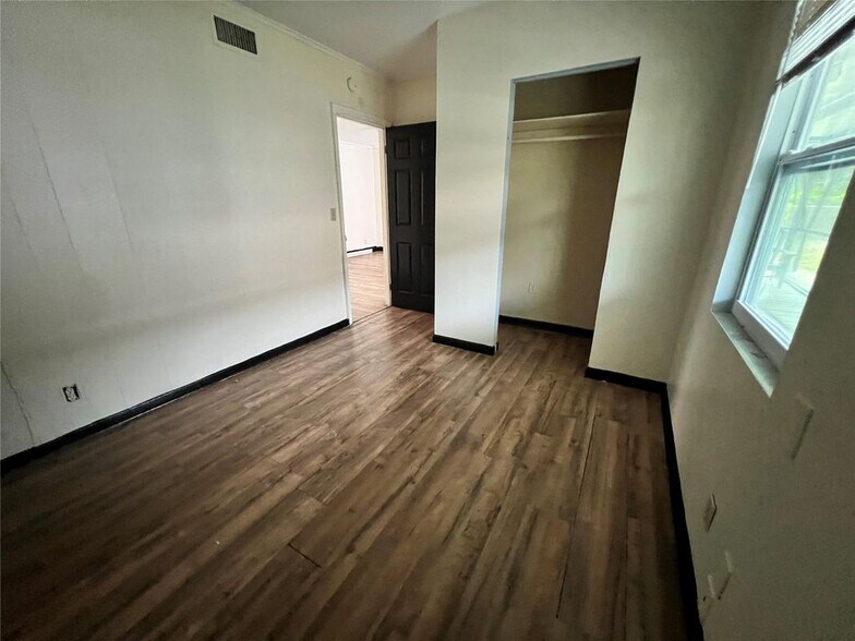 Building Photo - 347 SE 6th St