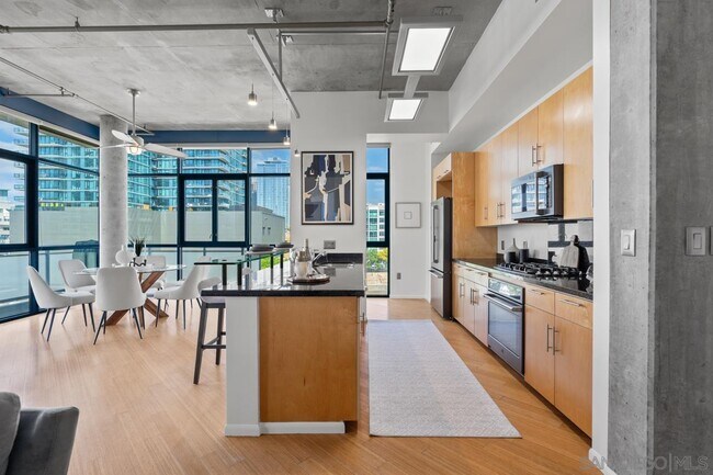 Building Photo - 527 Tenth Ave