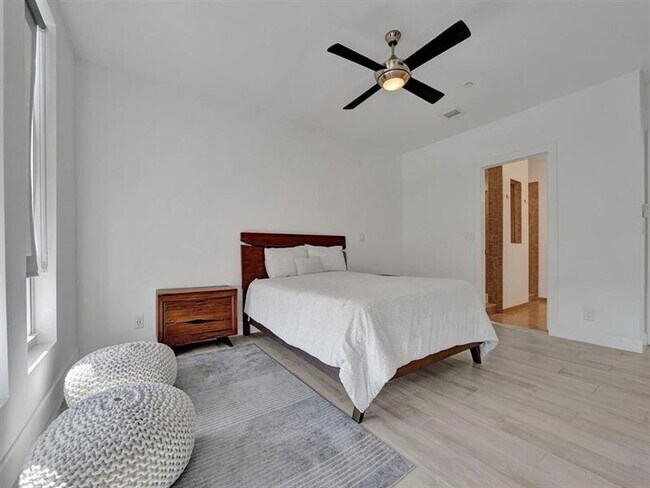 Building Photo - 703 SE 16th Ct