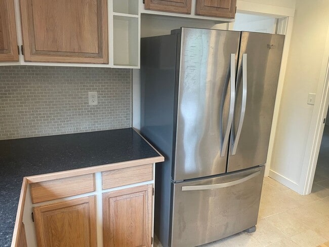 Building Photo - Nicely Maintained Clinton Home with Upgrades and Fenced Yard!