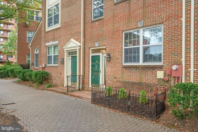 Building Photo - 2622 Clarendon Blvd