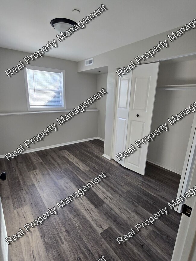 Building Photo - Updated Four Bedroom