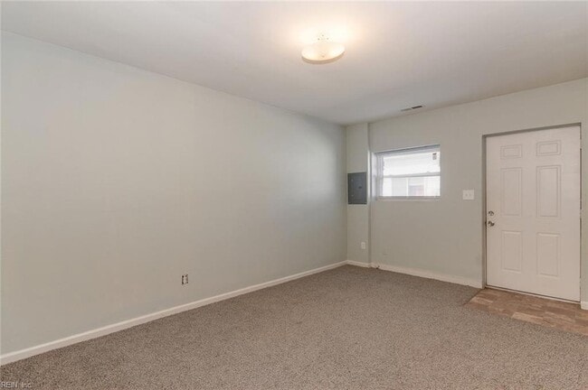 Building Photo - 1443 W 40th St