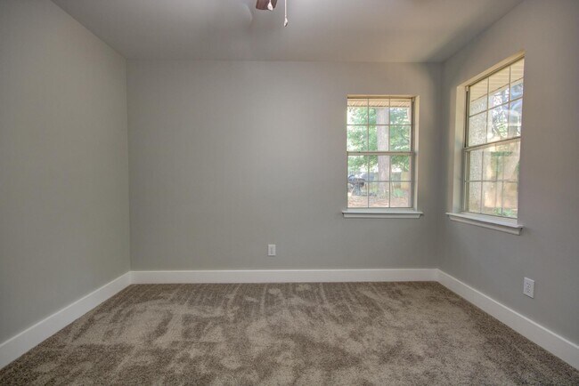 Building Photo - 205 Jarrett Ln