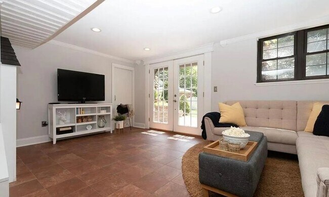 Building Photo - 256 Castle Dr