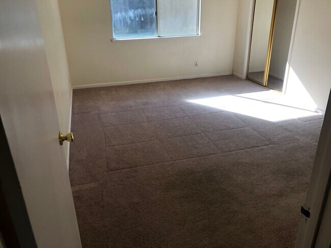 Building Photo - 4 Bedroom 2 Bath House for Rent