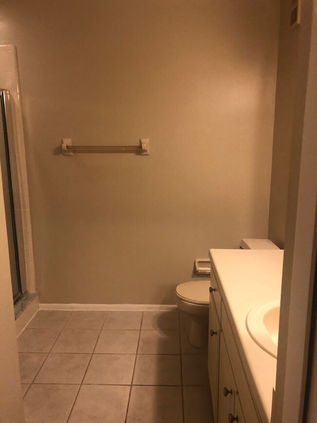 Building Photo - Spacious open floor plan 2/2 located in highly desirable Siesta Lago!