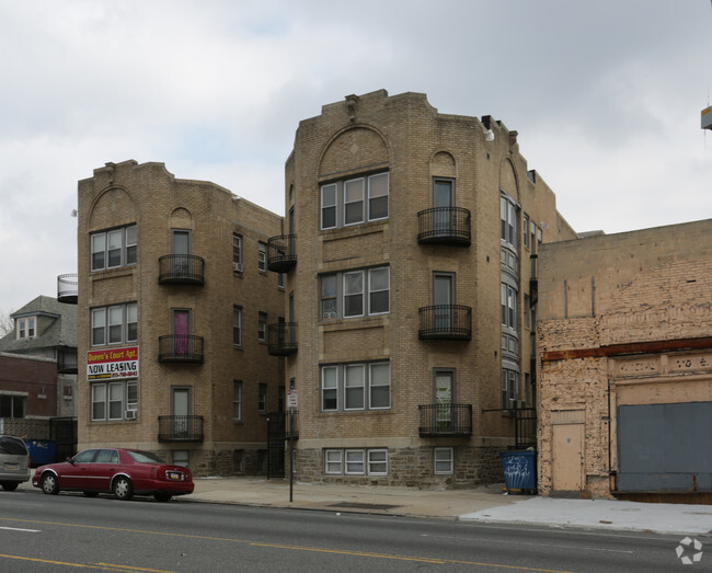 Primary Photo - Queens Court Apartments