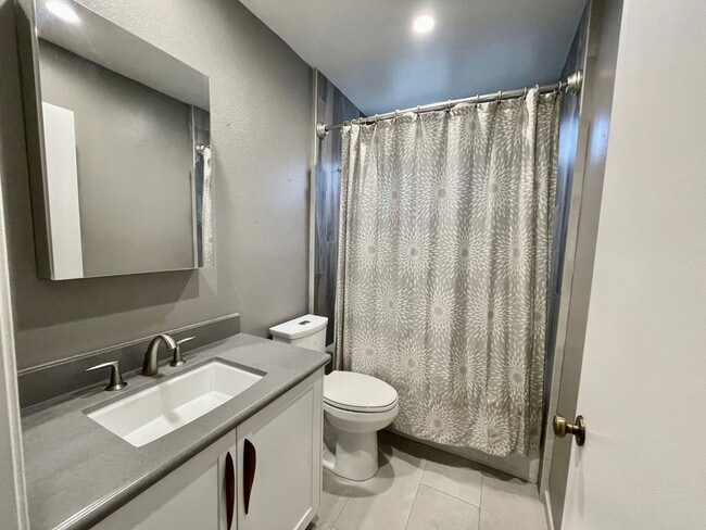 Building Photo - Updated 3 Bedroom Summerset Ct Home!