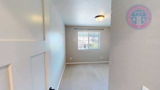 Building Photo - *Gresham - Luxury Craftsman, Central Air, ...