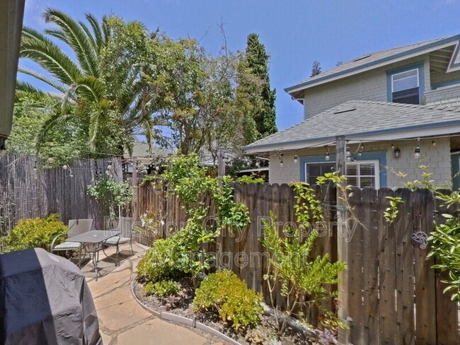 Building Photo - 1110 Curley Ave