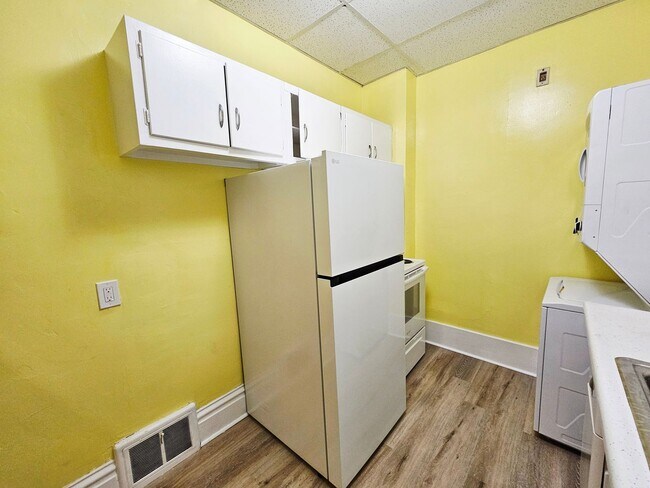 Building Photo - 1285 Clairhaven St