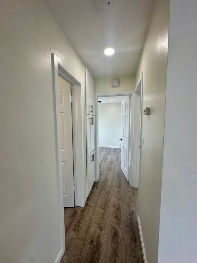 Building Photo - Upstairs 2 bedroom 1 bath apartment in PB, 4 blocks from ocean