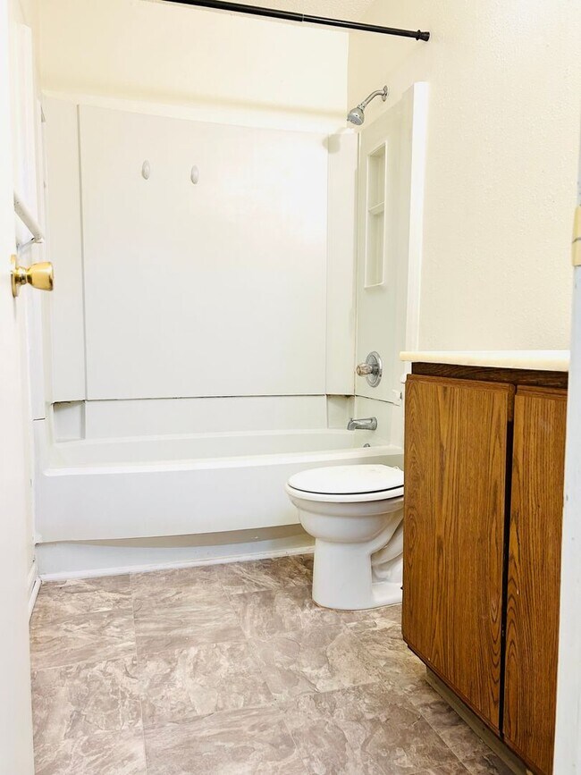Building Photo - Spacious Two Bedroom Home