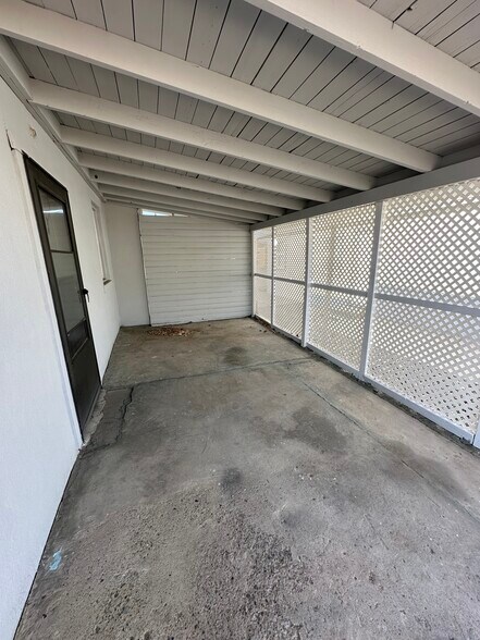 Building Photo - 315 N Locke Ave
