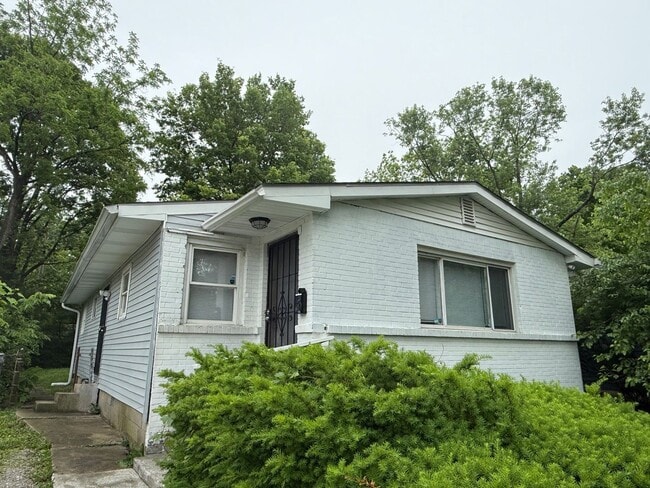 Building Photo - 3149 N Gladstone Ave