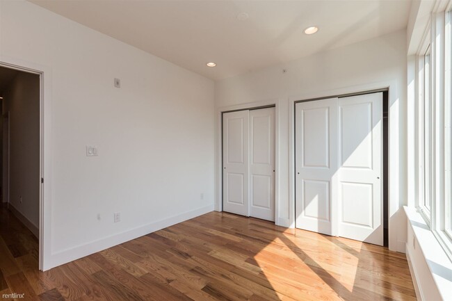 Building Photo - 2 br, 1 bath Triplex - 2308 E LEHIGH AVE U...