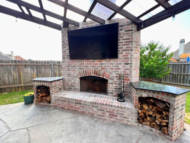 Building Photo - 725 Dumaine Dr