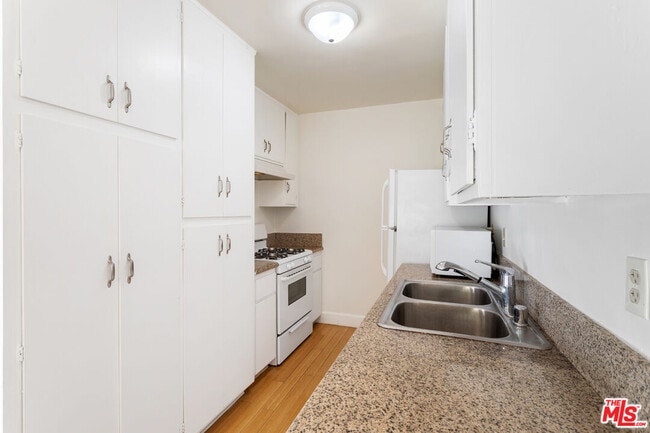 Building Photo - 11947 Kiowa Ave