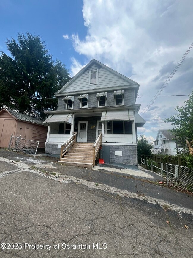 Building Photo - 611 13th Ave