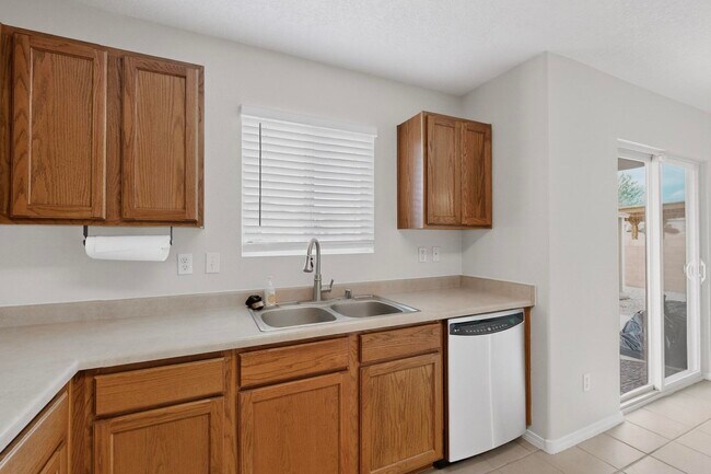 Building Photo - 2713 Violeta Cir SE