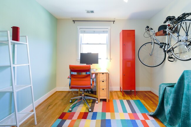 Building Photo - Stylish Condo in Hill East - Parking Space...