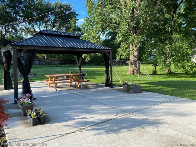 Building Photo - 174 Lange Ave