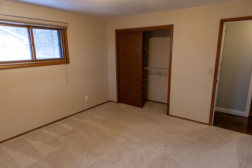 Building Photo - N1614 Meadowview Dr