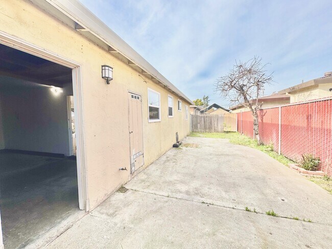 Building Photo - 277 Cherry Way