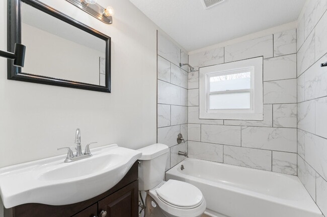 Building Photo - This cozy residence features a bright living space and well-appointed kitchen.  1st month is FREE...