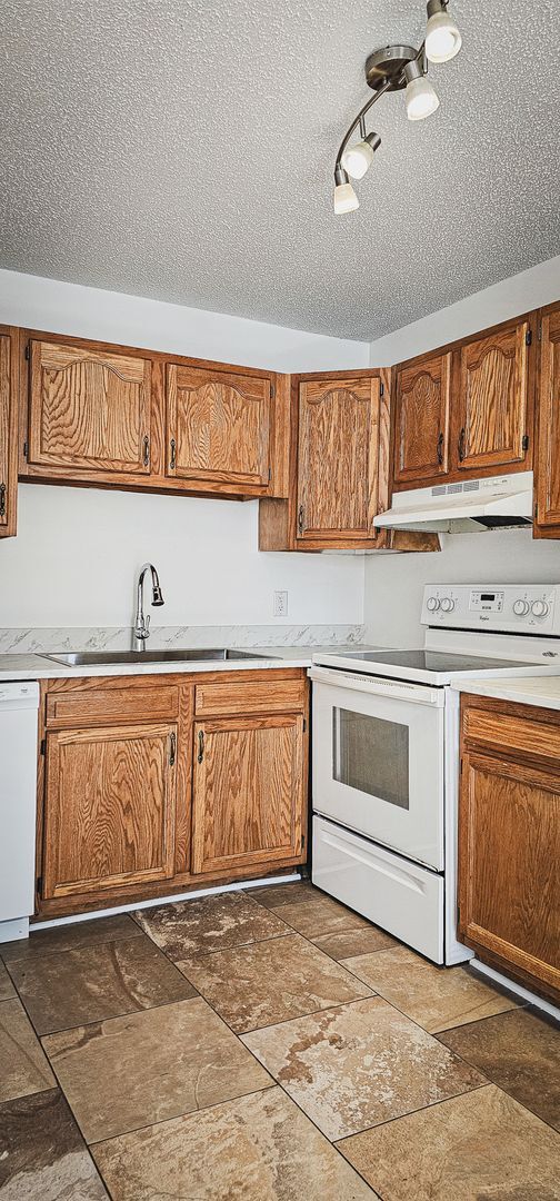 Building Photo - 1542 Diuguid Dr