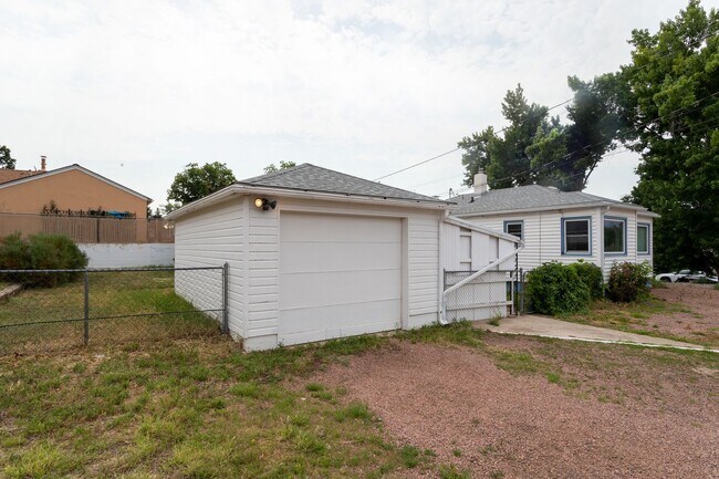 Building Photo - Lovely Downtown Property!