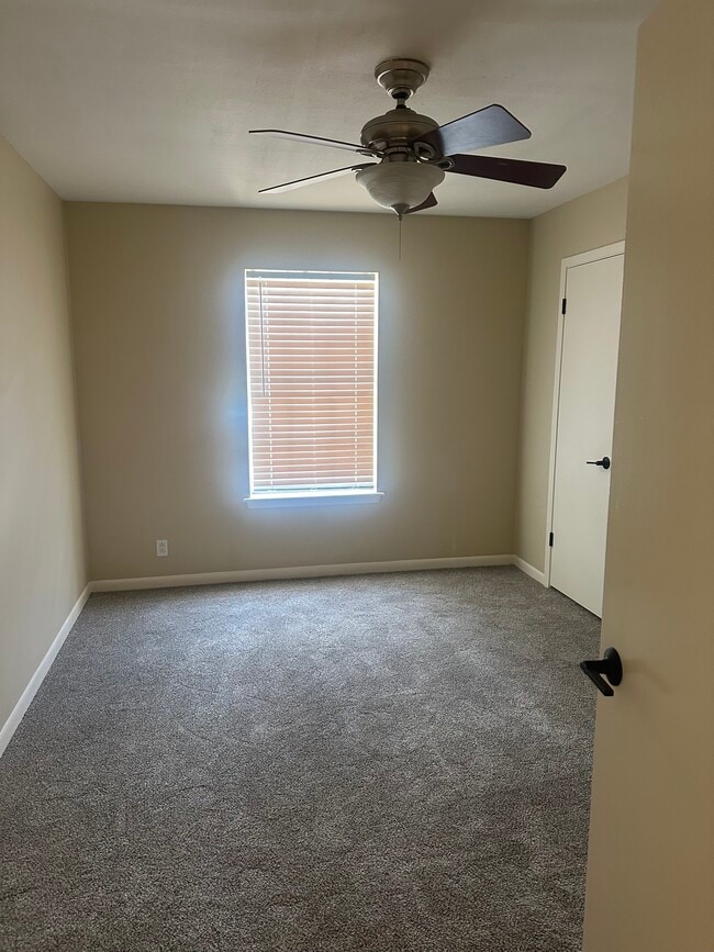 Building Photo - 4106 S Park Dr
