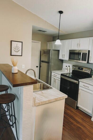 Building Photo - 6101 Parkwood Dr