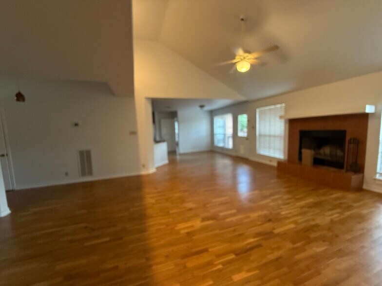 Building Photo - 1907 Summerwood Dr