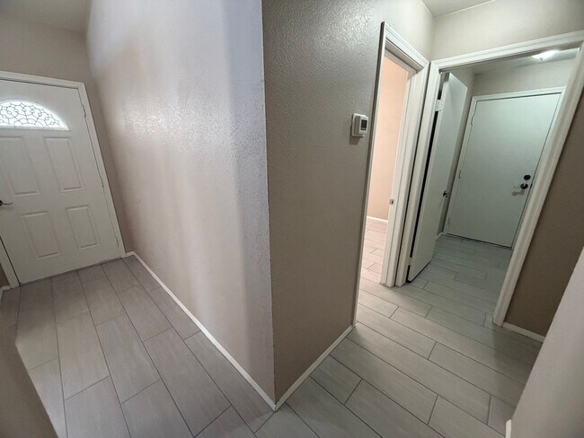 Building Photo - Newly Remodeled Glendale Home