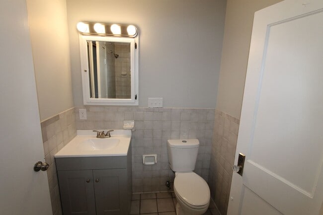 Building Photo - Spacious 3 bedroom 1.5 bathroom home with ...