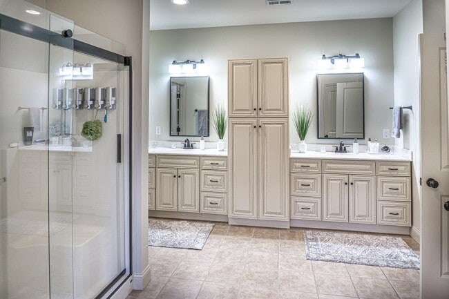 Building Photo - Stunning Custom Built Home in Ridgefields